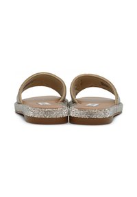 Sandali aperti con cinturini metallici dorati, decorati con strass scintillanti lungo la suola. Suola in gomma marrone.