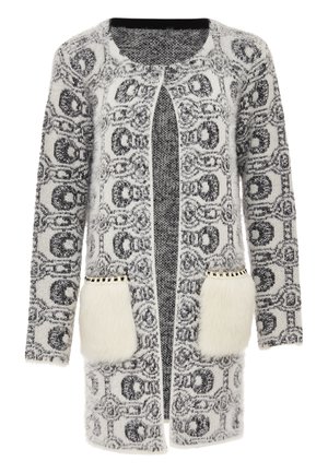 Strickjacke mit einem schwarz-weißen Kettenmuster, mit Kunstfell-Taschen und goldfarbenen Akzenten am Rand. Offenes Frontdesign.