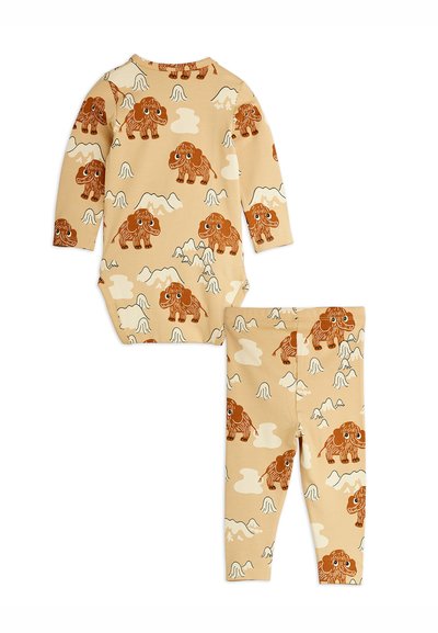 Beige színű, hosszú ujjú rugdalózó és leggings szett, narancssárga mamut és hegy mintákkal, puha anyagból készült. Mindkét darab testéhez simuló szabású.