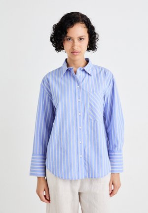 Chemise rayée bleue et blanche avec un bouton devant, un col et une poche simple ; présente des manches longues avec des accents rayés.