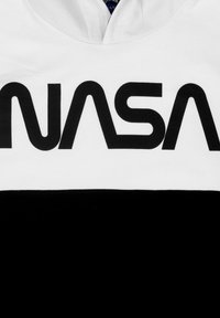 Felpa in cotone bianca e nera con collo alto e il logo "NASA" in grande nero sul petto. Tessuto morbido, design casual.