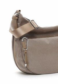 Hobo-Tasche mit gewebter Struktur in einem hellbraunen Farbton, ausgestattet mit einem breiten Stoffriemen und silbernen Metallakzenten, einschließlich Reißverschluss und Clip.