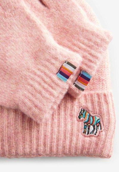 Růžová pletená čepice z vlny s žebrovanou strukturou, která má vícebarevnou pruhovanou visačku a vyšitý design zebra na přední straně.