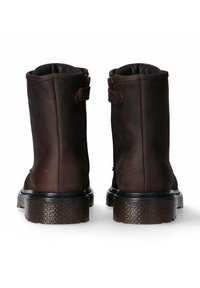 Stivali ankle in pelle marrone con una finitura liscia, cerniere laterali e suole in gomma texturizzata; progettati per un indossamento facile e comfort.