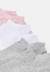 Set di tre paia di calzini corti in rosa, bianco e grigio. Ognuno presenta un bordo a coste e un tessuto morbido e texture.