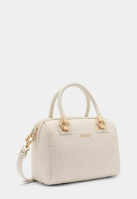 Borsa a mano in pelle sintetica bianca con motivo a logo in rilievo, hardware dorato, manici superiori doppi, tracolla removibile e forma strutturata.