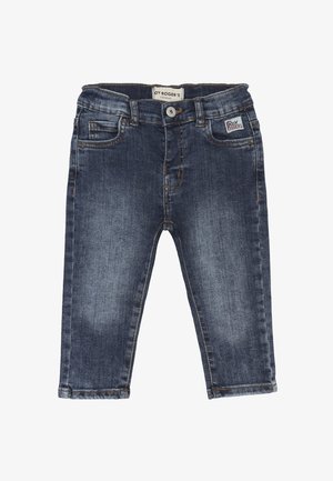 Pantaloni in denim in lavaggio scuro con un classico design a cinque tasche, passanti per cintura e cuciture in contrasto. Presentano una chiusura frontale con bottone e zip.