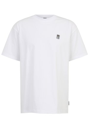 Weiße Baumwoll-T-Shirt mit lockerem Schnitt, kurzen Ärmeln und einem kleinen Logo-Patch auf der linken Brustseite. Weicher Stoff, schlichtes Design.
