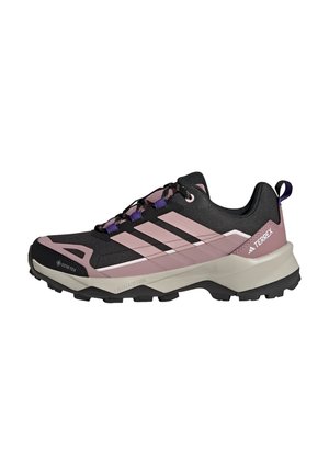 Zapato de senderismo negro y rosa con suela resistente, cierre de cordones y marca en el lateral, diseñado para uso en senderos exteriores.