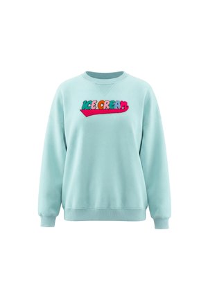 Lyseblå crewneck sweatshirt med farverig "ICE CREAM" tekst og rød understregning henover brystet, lange ærmer og ribstrikkede ærme- og taljeafslutninger.