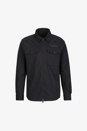 Zwarte zip-up jack met een puntige kraag, twee borstzakken met knoopsluitingen en een gestructureerd label op de bovenlinkerzijde.