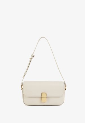 Rektangulær beige lædertaske med en guldtonet spænde og justerbar rem. Glat tekstur med minimalistisk design og ingen synlige mønstre.