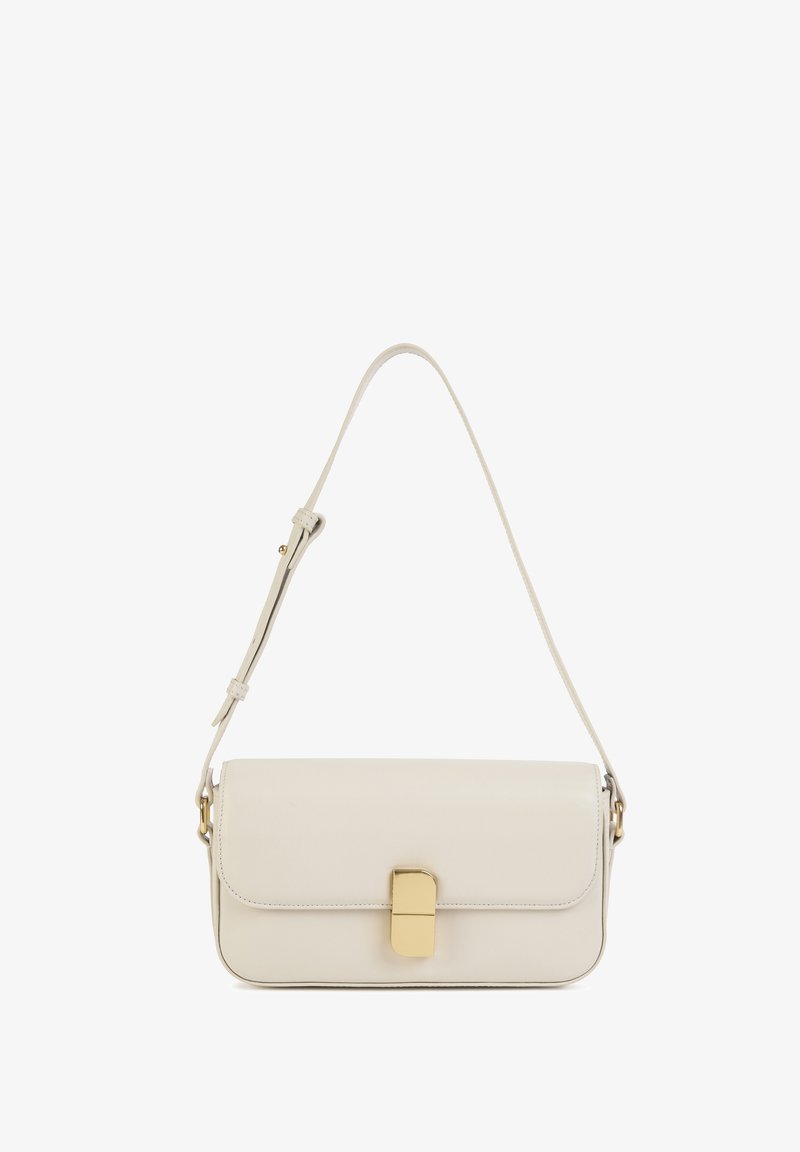 Borsa a tracolla rettangolare in pelle beige con chiusura in metallo dorato e tracolla regolabile. Texture liscia con design minimalista e senza motivi visibili.