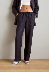 Marc O'Polo PANTS JOGGER STYLE STRAIGHT LEG MEDIUM WAIST DRAWSTRING - Pantaloni - deep blue sea