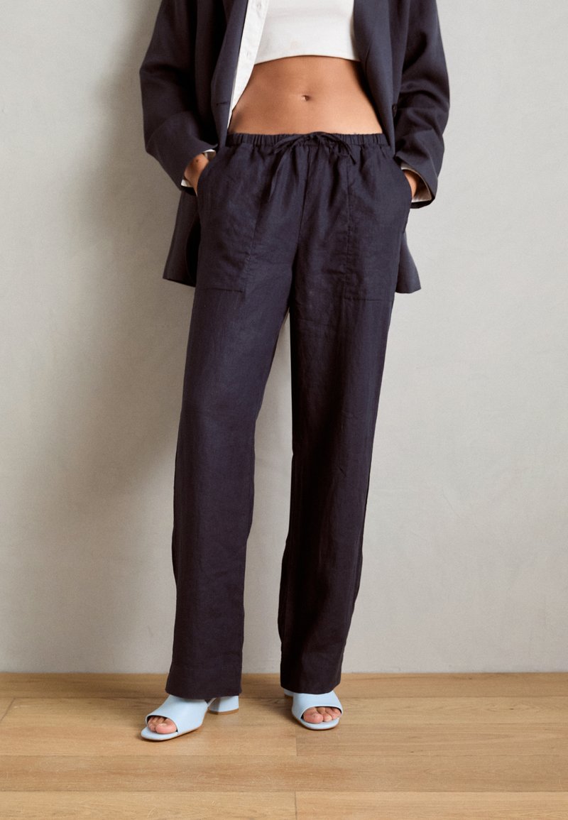 Marc O'Polo PANTS JOGGER STYLE STRAIGHT LEG MEDIUM WAIST DRAWSTRING - Pantaloni - deep blue sea