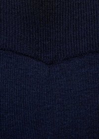 Mornarice pletenina z rebrasto teksturo, s chevron obliko na vrhu. Material se zdi mehak in elastičen.