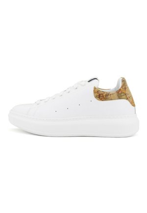 Sneaker bianca in pelle con stampa testurizzata della mappa sul tallone, lacci piatti e suola arrotondata. Design minimalista con perforazioni sottili.