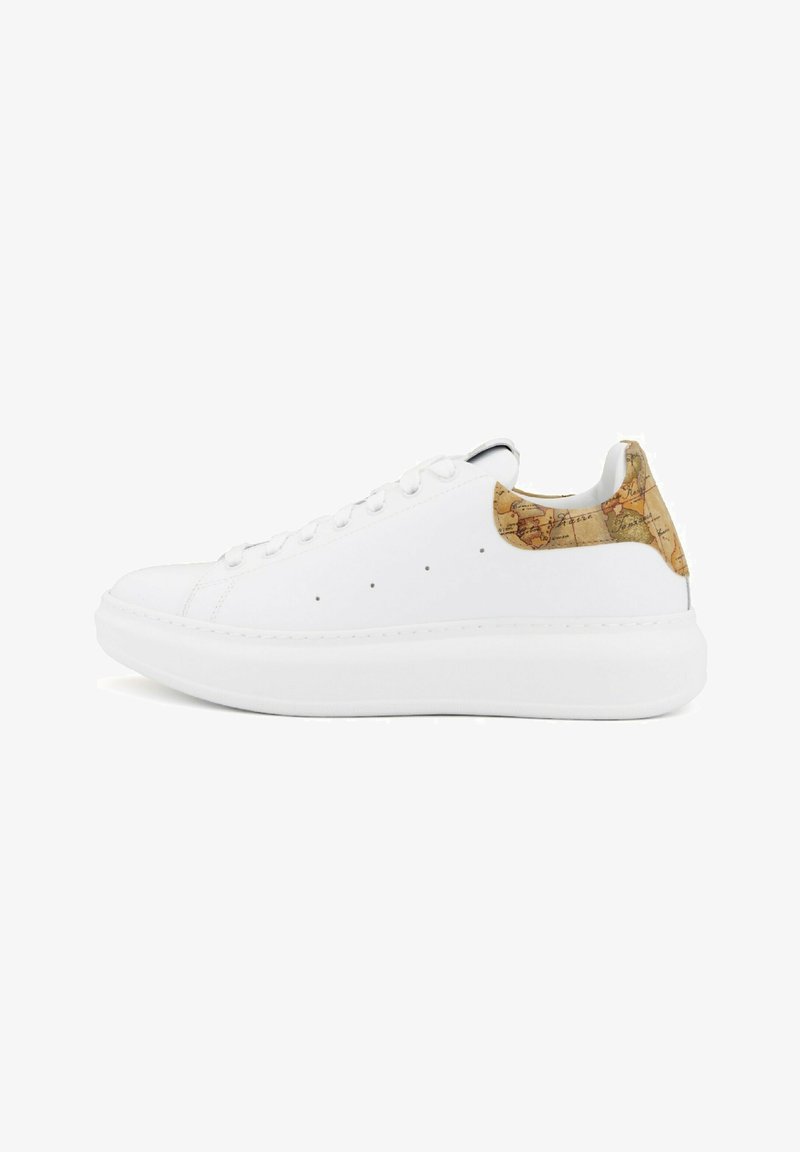 Sneaker bianca in pelle con stampa testurizzata della mappa sul tallone, lacci piatti e suola arrotondata. Design minimalista con perforazioni sottili.