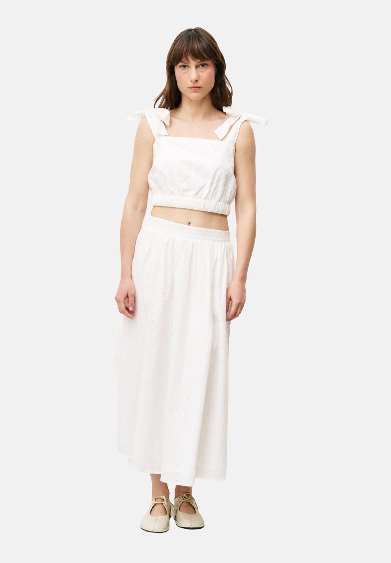 Witte twee-delige outfit bestaande uit een cropped top met strikbandjes en een lange, losse rok met een elastische taille. Zachte, gestructureerde stof.