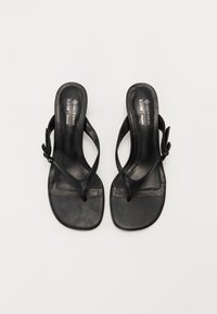 Call it Spring LOLLAA - Sandale s remenom u obliku slova T - black