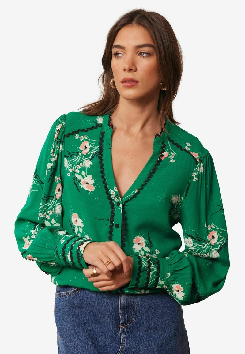 Love & Roses RIC RAC TRIM  V NECK  REGULAR FIT - Blúzka - green floral