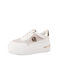 Sneaker piattaforma bianca con una parte superiore trasparente caratterizzata da un motivo, accenti dorati sul tallone e sul logo, e elementi testurizzati sui lati.