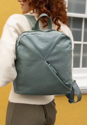 Gusti Leder, REISEGEPÄCK | RUCKSÄCKE | HERRENRUCKSÄCKE SANNA UNISEX - Rucksack - grün