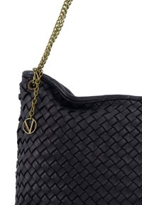 Sort vævet læderhåndtaske med en struktureret overflade, der har en guldkædestrop og et rundt logoaccent hæftet på siden.