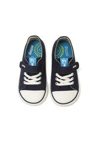 Marineblaue Segelschuhe aus Canvas mit weißen Gummisohlen, ausgestattet mit Schnürsenkeln und einem Riemen. Das Innere hat eine blaue Einlegesohle mit einem gelben Sonnendesign.