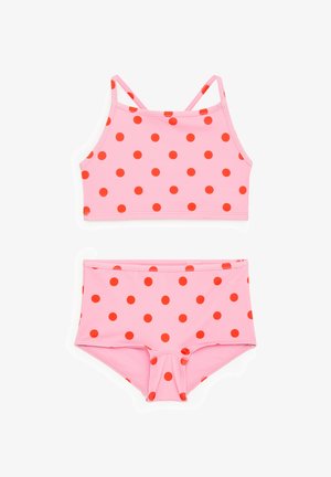 Maillot de bain deux pièces rose à pois rouges, comprenant un haut court à fines bretelles et un bas taille haute assorti.