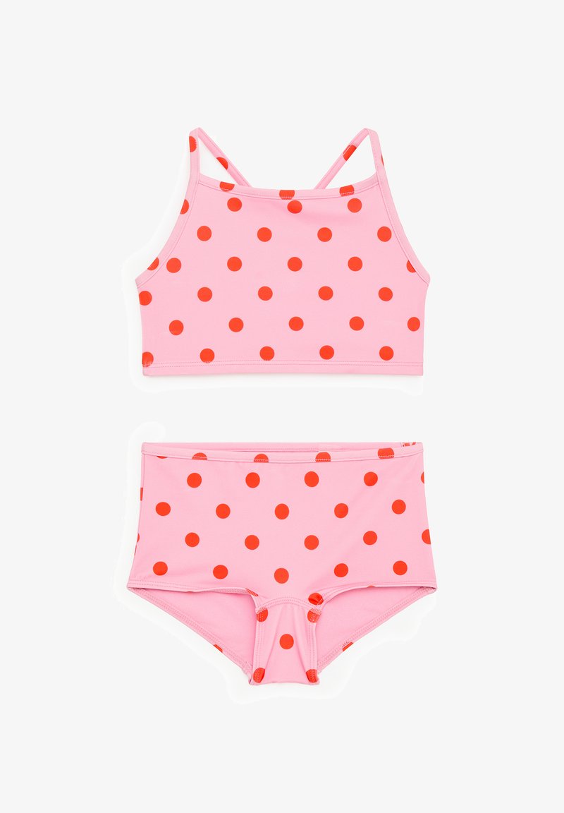 Maillot de bain deux pièces rose à pois rouges, comprenant un haut court à fines bretelles et un bas taille haute assorti.