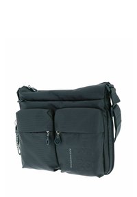 Sac à épaule vert foncé en tissu texturé, comprenant deux poches avant avec fermeture éclair, une sangle réglable et un logo embossé.