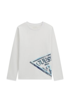 Hvid langærmet rundhalset skjorte med et blåt og sort Guess-logo trykt diagonalt på nederste højre forside.
