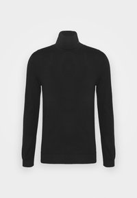 Maglione a collo alto nero realizzato in tessuto morbido. Presenta maniche lunghe e un collo aderente, con polsini e orlo a coste per una texture aggiuntiva.