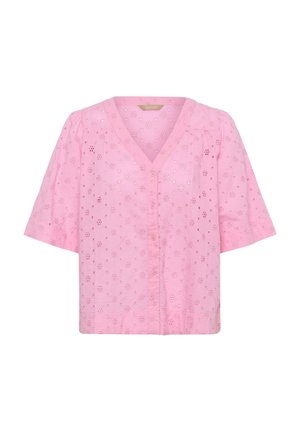 Blusa rosa de manga corta con escote en V, botones en la parte delantera, patrón floral de ojales y hombros ligeramente abullonados.