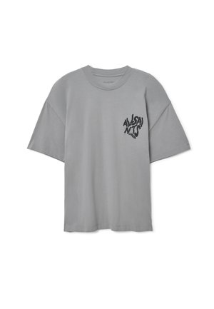 Grå bomulds T-shirt med korte ærmer, rund hals og et sort grafisk logo på venstre bryst. Glat tekstur og afslappet pasform.
