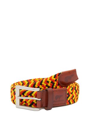 Geweven riem met rode, gele en zwarte patronen, afgewerkt met een bruine leren rand en een zilverkleurige metalen gesp voor het bevestigen.