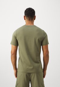 Jordan JUMPMAN SHORT SLEEVE CREW - Spordi T-särk - medium olive/white
