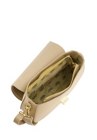 Beige leren handtas met een gestructureerde afwerking, voorzien van een gouden ritssluiting en een bedrukte stoffen voering. Inclusief een verstelbare schouderband.