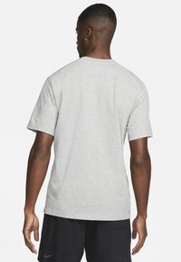 Nike Performance PRIMARY - Sportovní tričko - grey