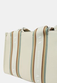 Borsa tote in pelle beige con manici a strisce multicolori. Presenta un logo del marchio stampato in rilievo e un design strutturato con una texture liscia.