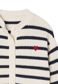 Strickcardigan in Creme mit marineblauen Streifen. Mit Rundhalsausschnitt, Knopfverschluss und einer roten Herzstickerei auf der linken Seite.