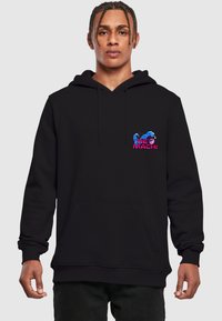Felpa nera con cappuccio, tasca frontale, coulisse e un design stampato colorato che presenta il testo "NEO MACH" sul petto.