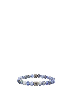 Pulsera elástica con cuentas redondas azules y blancas, y dos cuentas cuadradas de plata grabadas con calavera y huesos cruzados.