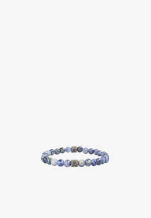 Pulsera elástica con cuentas redondas azules y blancas, y dos cuentas cuadradas de plata grabadas con calavera y huesos cruzados.