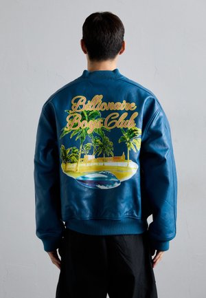 Giacca bomber in pelle blu con design tropicale ricamato e testo "Billionaire Boys Club" sulla schiena, dotata di polsini e orlo a coste.
