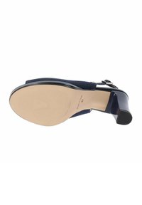 Scarpa con tacco alto blu navy, con tomaia in tessuto texturizzato, tacco a blocco sottile e suola beige liscia con un leggero battistrada.