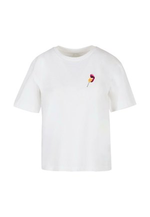 Witte katoenen t-shirt met korte mouwen, voorzien van een kleine afbeelding van een rode lolly met een gele hartdetail op de borst.