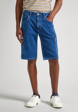 Shorts de cargo de mezclilla en lavado azul, con bolsillos laterales y un diseño ajustado. La tela tiene una textura suave y detalles de costura visibles.