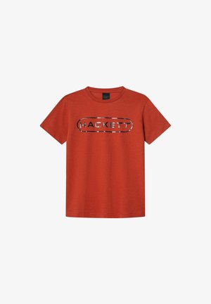 Crvena pamučna majica s okruglim izrezom i kratkim rukavima, s istaknutim crnim i srebrnim logotipom "HACKETT" na prednjoj strani.